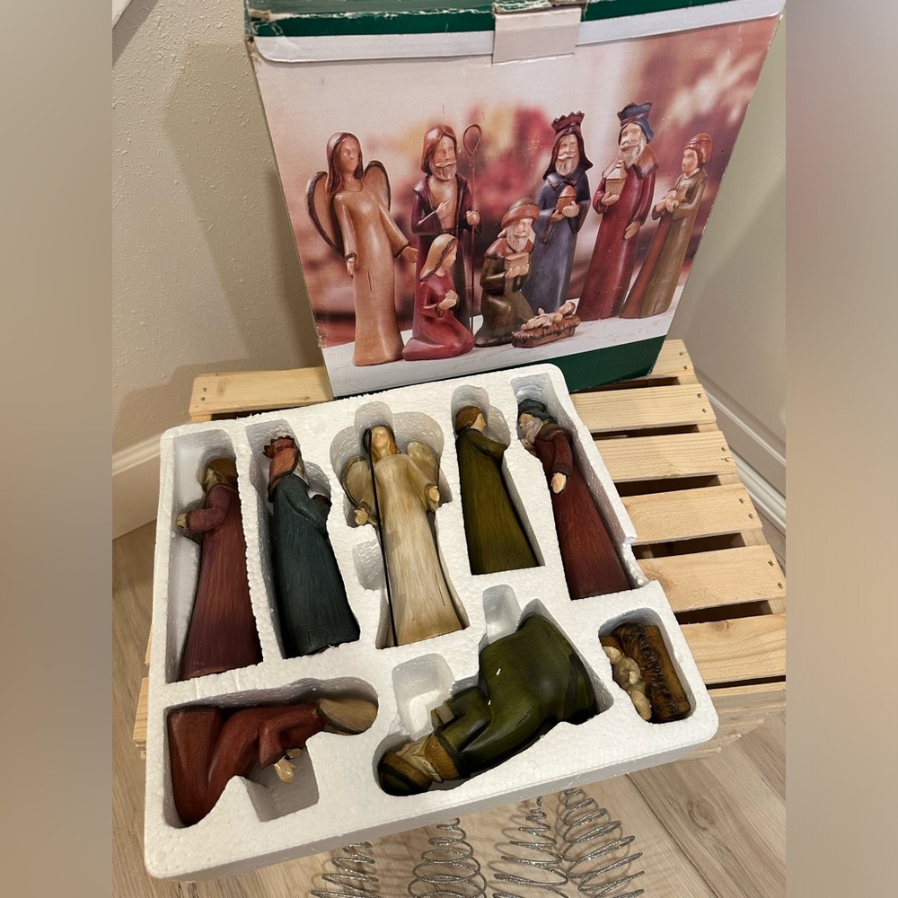 Manger Set in LIKE NEW Condition